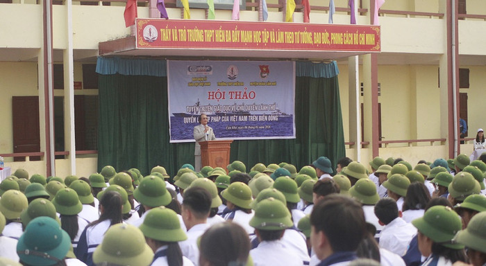 Các kiến thức liên quan đến chủ quyền của Việt Nam trên Biển Đông do tiến sĩ Trần Công Trục cung cấp đã thu hút sự chăm chú lắng nghe của học sinh (ảnh Trinh Phúc).