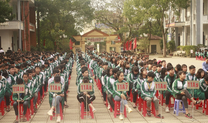 Học sinh Trường Trung học phổ thông Cẩm Khê rất chăm chú theo dõi những thông tin trao đổi của tiến sĩ Trần Công Trục (ảnh Trinh Phúc).