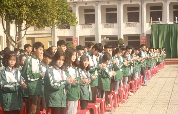 Học sinh Trường Trung học phổ thông Cẩm Khê đón chào buổi Hội thảo với tinh thần háo hức và khát khao khám phá, tìm hiểu (ảnh Trinh Phúc). Học sinh Trường Trung học phổ thông Cẩm Khê đón chào buổi Hội thảo với tinh thần háo hức và khát khao khám phá, tìm hiểu (ảnh Trinh Phúc).