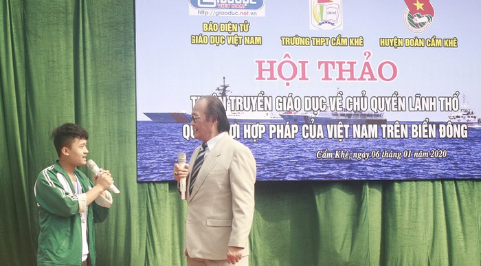 Học sinh quan tâm tới những vấn đề pháp lý liên quan đế chủ quyền, quyền chủ quyền của Việt Nam tại Biển Đông đã được tiến sĩ Trần Công Trục giải đáp (ảnh Trinh Phúc).