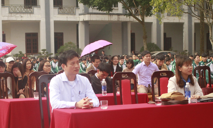 Không chỉ học sinh, những thông tin từ tiến sĩ Trần Công Trục cũng mang đến cho các thầy cô giáo nhiều kiến thức (ảnh Trinh Phúc).