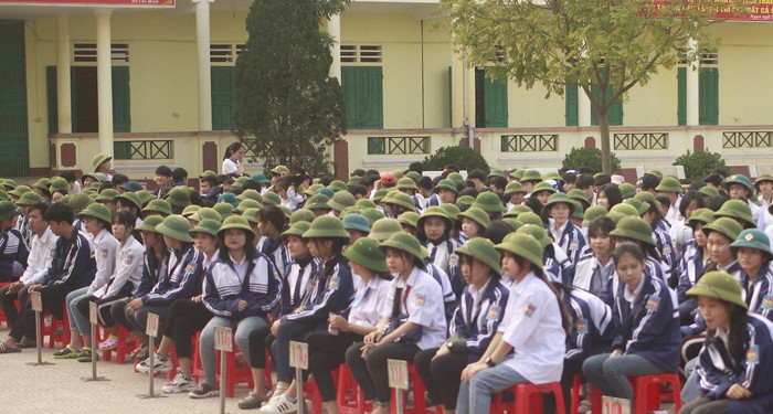 Với các em học sinh được lắng nghe Tiến sĩ Trần Công Trục trao đổi là cơ hội được học hỏi thêm nhiều kiến thức bổ ích (ảnh Trinh Phúc).