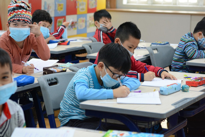 Nhiều bạn nhỏ rất tự tin, không lo lắng khi đã tuân thủ đúng cách phòng tránh dịch bệnh (ảnh NBK).