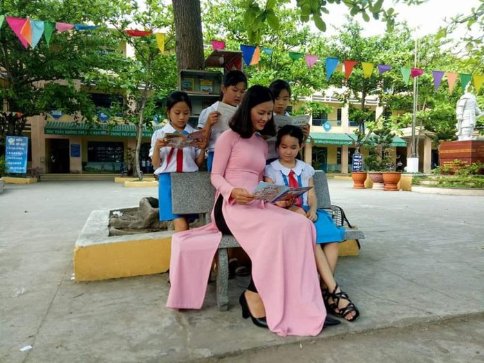 Sau hơn 33 ngày tham gia chống dịch ở khu cách ly, cô Thảo trở lại với mái trường thân yêu. Ảnh: AN Sau hơn 33 ngày tham gia chống dịch ở khu cách ly, cô Thảo trở lại với mái trường thân yêu. Ảnh: AN