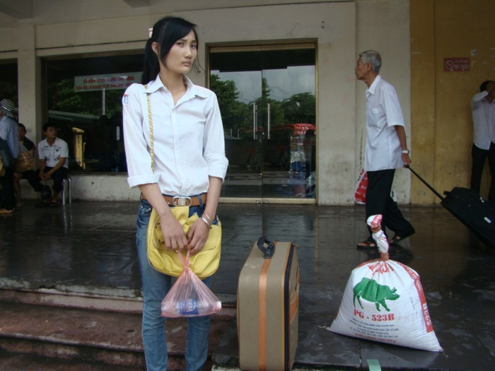 Đồ đạc lỉnh kỉnh, các sĩ tử đợi xe ngoài bến Giáp Bát với dáng vẻ mệt mỏi. Xem đáp án môn Vật lí - Xem đáp án môn Toán - Xem đáp án môn Hóa - Xem đáp án môn Ngoại ngữ Khối A1