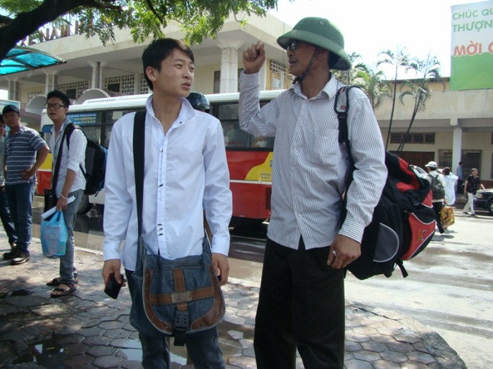 Hai bố con ông Ngọc đang tìm xe về Thanh Hóa. Giá xe về Thanh Hóa ngày thường là 70.000 đồng, còn ngày thi này bị đội lên 150.000 đồng. Xem đáp án môn Vật lí - Xem đáp án môn Toán - Xem đáp án môn Hóa - Xem đáp án môn Ngoại ngữ Khối A1