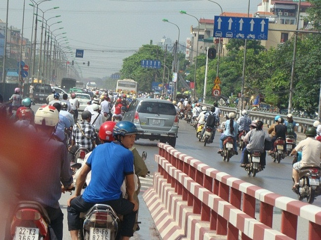 Đường ra bến xe Giáp Bát chật kín sĩ tử và người nhà về quê Xem đáp án môn Vật lí - Xem đáp án môn Toán - Xem đáp án môn Hóa - Xem đáp án môn Ngoại ngữ Khối A1