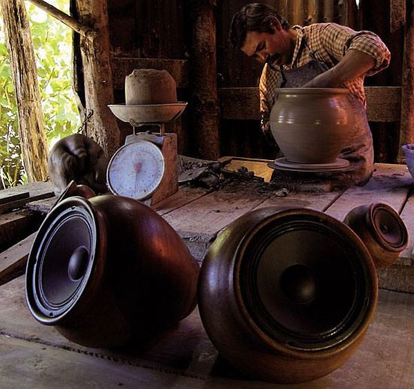 5. Loa làm từ đất sét Mẫu loa này của Pablo Ocqueteau, nhà thiết kế người Chile, được đánh giá cao vì được làm từ chất liệu thân thiên với môi trường đó là đất sét. Với đôi loa tuyệt vời này, bạn vừa có thể nghe nhạc vừa trưng bày nó làm vật trang trí trong nhà.