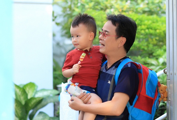 Nhạc sĩ Đức Huy cùng đứa con trai 2 tuổi kháu khỉnh. Nhạc sĩ Đức Huy cùng đứa con trai 2 tuổi kháu khỉnh.
