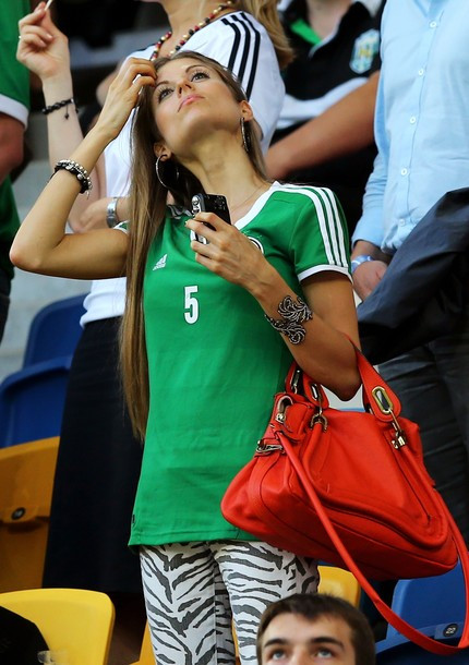 Cathy Fischer, bạn gái của Mats Hummels điệu đà vuốt tóc, tạo dáng... Cathy Fischer, bạn gái của Mats Hummels điệu đà vuốt tóc, tạo dáng...