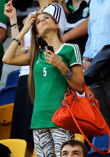 Cathy Fischer, bạn gái của Mats Hummels điệu đà vuốt tóc, tạo dáng... Cathy Fischer, bạn gái của Mats Hummels điệu đà vuốt tóc, tạo dáng...