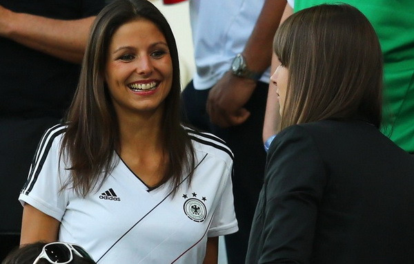 Các nàng WAGs mải mê buôn chuyện... Các nàng WAGs mải mê buôn chuyện...