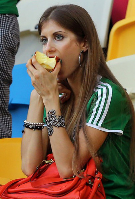 Thản nhiên ngồi...gặm táo! Thản nhiên ngồi...gặm táo!