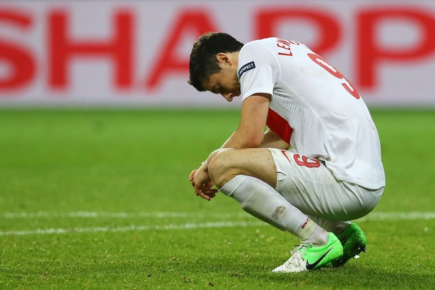 Bởi thiếu bản lĩnh nên đội chủ nhà Ba Lan đã ngậm ngùi dừng bước bởi thất bại 0-1 trước người láng giềng CH Czech. Bởi thiếu bản lĩnh nên đội chủ nhà Ba Lan đã ngậm ngùi dừng bước bởi thất bại 0-1 trước người láng giềng CH Czech.