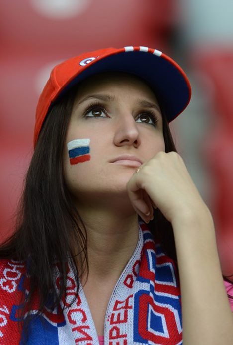 Nỗi buồn thất thần của một nữ CĐV Nga xinh đẹp... Nỗi buồn thất thần của một nữ CĐV Nga xinh đẹp...