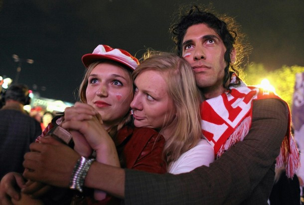 Nỗi buồn của các CĐV chủ nhà Ba Lan... Nỗi buồn của các CĐV chủ nhà Ba Lan...