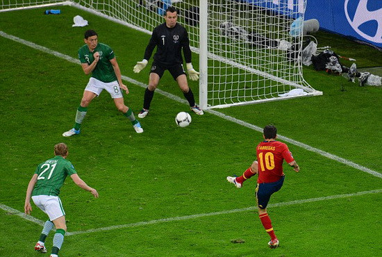 Vào sân thay Torres, Fabregas cũng để lại dấu ấn với bàn ấn định tỉ số 4-0 cho Tây Ban Nha. Vào sân thay Torres, Fabregas cũng để lại dấu ấn với bàn ấn định tỉ số 4-0 cho Tây Ban Nha.