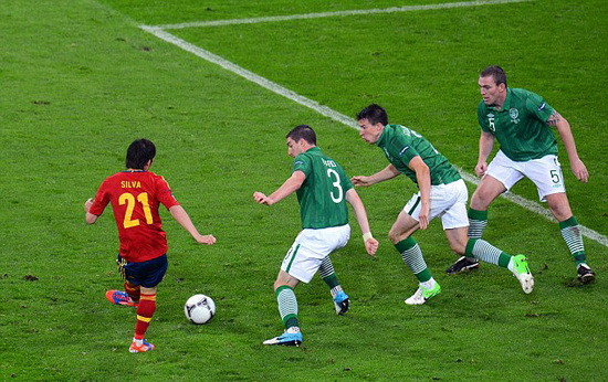 David Silva nhân đôi cách biệt cho các nhà ĐKVĐ với pha xử lý rất kỹ thuật. David Silva nhân đôi cách biệt cho các nhà ĐKVĐ với pha xử lý rất kỹ thuật.