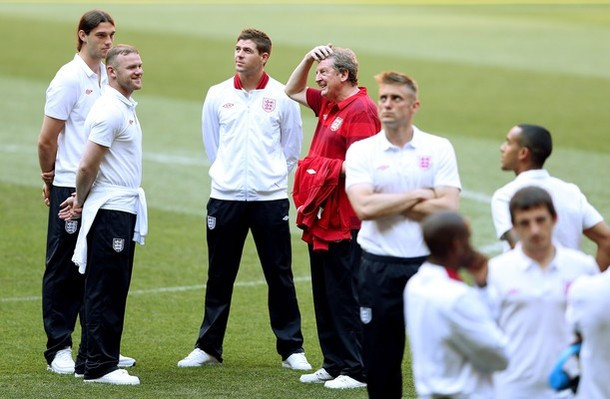 Trong buổi phỏng vấn trước trận, HLV Roy Hodgson đã đặt rất nhiều niềm tin vào Rooney. “Nếu bạn nhìn lại những năm qua, Pele là một ví dụ cho thấy việc một cầu thủ với thứ bóng đá tuyệt vời của mình đã giúp Brazil đăng quang tại World Cup. Chúng tôi cũng cần điều tuyệt diệu đó. Hãy hi vọng Wayne Rooney sẽ ra sân từ đầu và mang đến cho chúng tôi điều đó. Nếu Rooney có thể đạt được phong độ của mình thì cậu ấy sẽ giúp cho đội bóng tiến xa hơn nữa”.