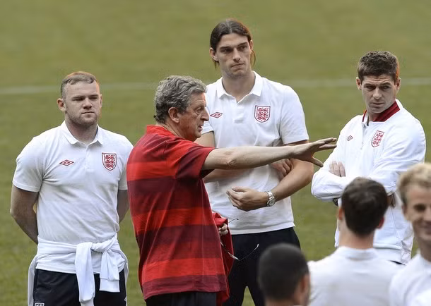 Trong buổi phỏng vấn trước trận, HLV Roy Hodgson đã đặt rất nhiều niềm tin vào Rooney. “Nếu bạn nhìn lại những năm qua, Pele là một ví dụ cho thấy việc một cầu thủ với thứ bóng đá tuyệt vời của mình đã giúp Brazil đăng quang tại World Cup. Chúng tôi cũng cần điều tuyệt diệu đó. Hãy hi vọng Wayne Rooney sẽ ra sân từ đầu và mang đến cho chúng tôi điều đó. Nếu Rooney có thể đạt được phong độ của mình thì cậu ấy sẽ giúp cho đội bóng tiến xa hơn nữa”.