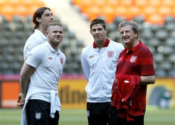 Trong buổi phỏng vấn trước trận, HLV Roy Hodgson đã đặt rất nhiều niềm tin vào Rooney. “Nếu bạn nhìn lại những năm qua, Pele là một ví dụ cho thấy việc một cầu thủ với thứ bóng đá tuyệt vời của mình đã giúp Brazil đăng quang tại World Cup. Chúng tôi cũng cần điều tuyệt diệu đó. Hãy hi vọng Wayne Rooney sẽ ra sân từ đầu và mang đến cho chúng tôi điều đó. Nếu Rooney có thể đạt được phong độ của mình thì cậu ấy sẽ giúp cho đội bóng tiến xa hơn nữa”.
