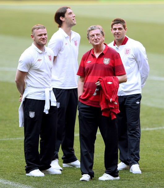 Trong buổi phỏng vấn trước trận, HLV Roy Hodgson đã đặt rất nhiều niềm tin vào Rooney. “Nếu bạn nhìn lại những năm qua, Pele là một ví dụ cho thấy việc một cầu thủ với thứ bóng đá tuyệt vời của mình đã giúp Brazil đăng quang tại World Cup. Chúng tôi cũng cần điều tuyệt diệu đó. Hãy hi vọng Wayne Rooney sẽ ra sân từ đầu và mang đến cho chúng tôi điều đó. Nếu Rooney có thể đạt được phong độ của mình thì cậu ấy sẽ giúp cho đội bóng tiến xa hơn nữa”.