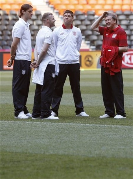 Trong buổi phỏng vấn trước trận, HLV Roy Hodgson đã đặt rất nhiều niềm tin vào Rooney. “Nếu bạn nhìn lại những năm qua, Pele là một ví dụ cho thấy việc một cầu thủ với thứ bóng đá tuyệt vời của mình đã giúp Brazil đăng quang tại World Cup. Chúng tôi cũng cần điều tuyệt diệu đó. Hãy hi vọng Wayne Rooney sẽ ra sân từ đầu và mang đến cho chúng tôi điều đó. Nếu Rooney có thể đạt được phong độ của mình thì cậu ấy sẽ giúp cho đội bóng tiến xa hơn nữa”.