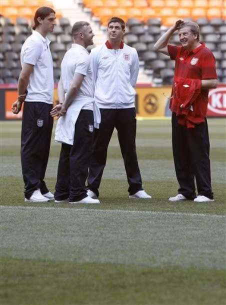 Trong buổi phỏng vấn trước trận, HLV Roy Hodgson đã đặt rất nhiều niềm tin vào Rooney. “Nếu bạn nhìn lại những năm qua, Pele là một ví dụ cho thấy việc một cầu thủ với thứ bóng đá tuyệt vời của mình đã giúp Brazil đăng quang tại World Cup. Chúng tôi cũng cần điều tuyệt diệu đó. Hãy hi vọng Wayne Rooney sẽ ra sân từ đầu và mang đến cho chúng tôi điều đó. Nếu Rooney có thể đạt được phong độ của mình thì cậu ấy sẽ giúp cho đội bóng tiến xa hơn nữa”.