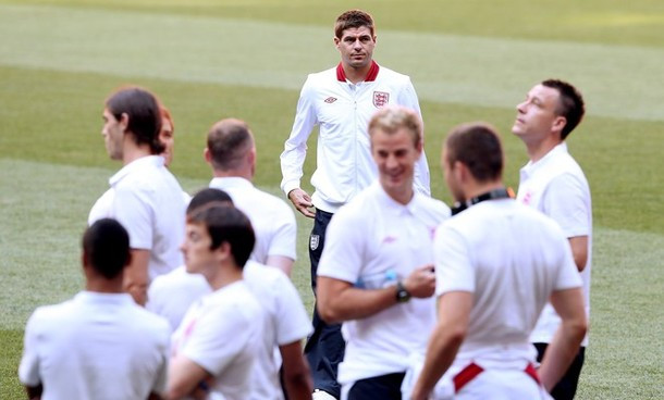 Thủ quân của ĐT Anh Steven Gerrard cũng tự tin rằng Rooney sẽ nổ súng: “Tôi biết Rooney khá rõ và tôi có thể thấy trong mắt cậu ấy đang ánh lên khát khao được thi đấu.”