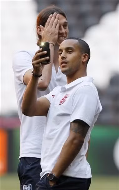 Chấn thương của Theo Walcott không quá đáng ngại và cầu thủ chạy cánh của Arsenal hoàn toàn có thể hồi phục kịp trước giờ bóng lăn.