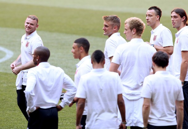 Không khí tập luyện của ĐT Anh trước trận chiến quyết định tấm vé vào vòng tứ kết với chủ nhà Ukraina hết sức vui vẻ và thoải mái.