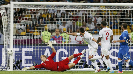 Tình huống đáng chú ý nhất của hiệp 2 là pha sút bóng trúng cột dọc của Diamanti. Tình huống đáng chú ý nhất của hiệp 2 là pha sút bóng trúng cột dọc của Diamanti.