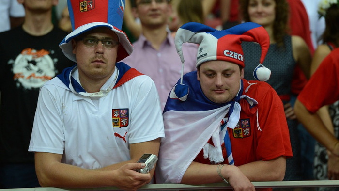 Vẻ mặt thất thần của CĐV CH Czech... Vẻ mặt thất thần của CĐV CH Czech...