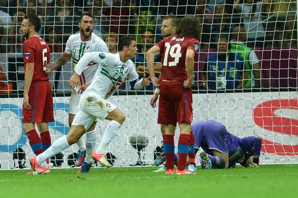 Ronaldo phấn khích ăn mừng bàn thắng... Ronaldo phấn khích ăn mừng bàn thắng...