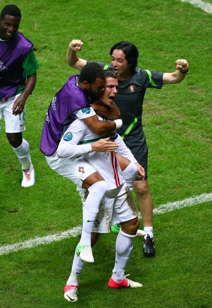 Ronaldo phấn khích ăn mừng bàn thắng... Ronaldo phấn khích ăn mừng bàn thắng...