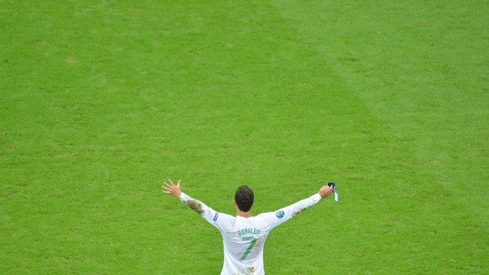 Niềm vui vỡ òa khi trọng tài thổi còi kết thúc trận đấu... Niềm vui vỡ òa khi trọng tài thổi còi kết thúc trận đấu...