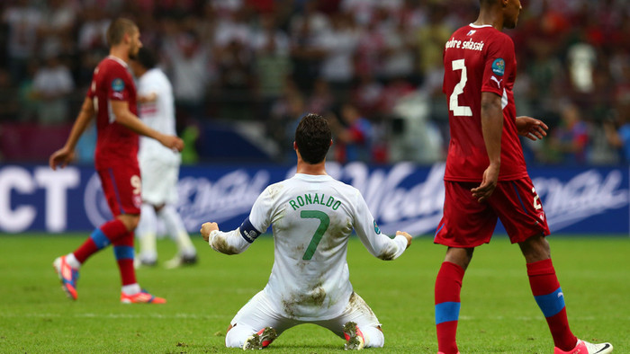 Niềm vui vỡ òa khi trọng tài thổi còi kết thúc trận đấu... Niềm vui vỡ òa khi trọng tài thổi còi kết thúc trận đấu...