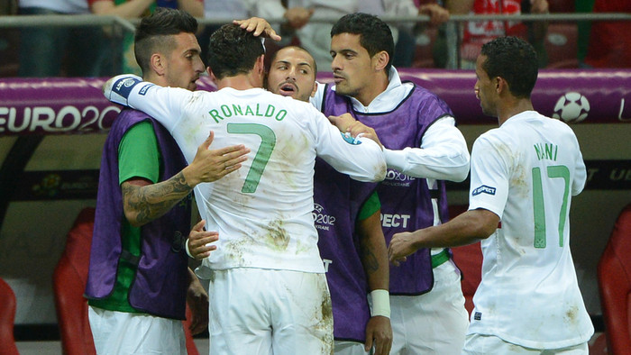 Ronaldo phấn khích ăn mừng bàn thắng... Ronaldo phấn khích ăn mừng bàn thắng...