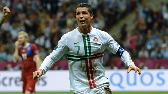 Ronaldo phấn khích ăn mừng bàn thắng... Ronaldo phấn khích ăn mừng bàn thắng...