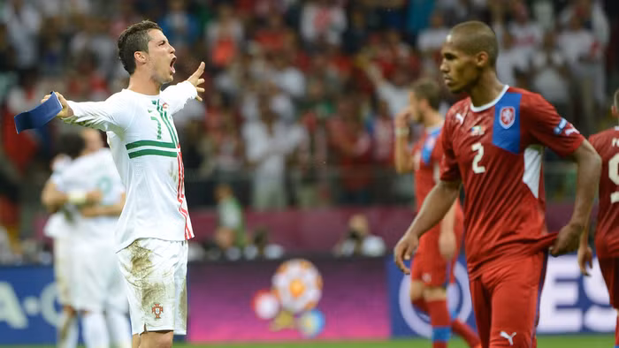 Niềm vui vỡ òa khi trọng tài thổi còi kết thúc trận đấu... Niềm vui vỡ òa khi trọng tài thổi còi kết thúc trận đấu...