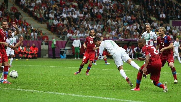 Phút 79, từ quả tạt bên cánh phải của Moutinho, Ronaldo lao người đánh đầu đập đất cực khó khiến Cech dù tài năng cũng đành chịu bó tay. Đây là pha ghi bàn bằng đầu thứ 18 ở EURO 2012 và là pha lập công thứ ba của cá nhân Ronaldo Phút 79, từ quả tạt bên cánh phải của Moutinho, Ronaldo lao người đánh đầu đập đất cực khó khiến Cech dù tài năng cũng đành chịu bó tay. Đây là pha ghi bàn bằng đầu thứ 18 ở EURO 2012 và là pha lập công thứ ba của cá nhân Ronaldo