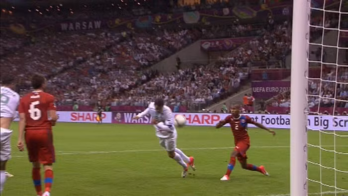 Phút 79, từ quả tạt bên cánh phải của Moutinho, Ronaldo lao người đánh đầu đập đất cực khó khiến Cech dù tài năng cũng đành chịu bó tay. Đây là pha ghi bàn bằng đầu thứ 18 ở EURO 2012 và là pha lập công thứ ba của cá nhân Ronaldo Phút 79, từ quả tạt bên cánh phải của Moutinho, Ronaldo lao người đánh đầu đập đất cực khó khiến Cech dù tài năng cũng đành chịu bó tay. Đây là pha ghi bàn bằng đầu thứ 18 ở EURO 2012 và là pha lập công thứ ba của cá nhân Ronaldo