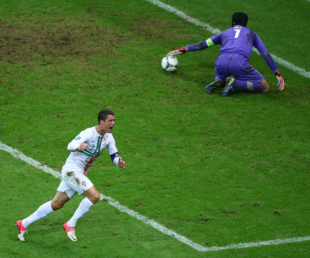 Ronaldo phấn khích ăn mừng bàn thắng... Ronaldo phấn khích ăn mừng bàn thắng...