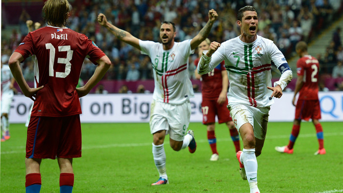 Ronaldo phấn khích ăn mừng bàn thắng... Ronaldo phấn khích ăn mừng bàn thắng...