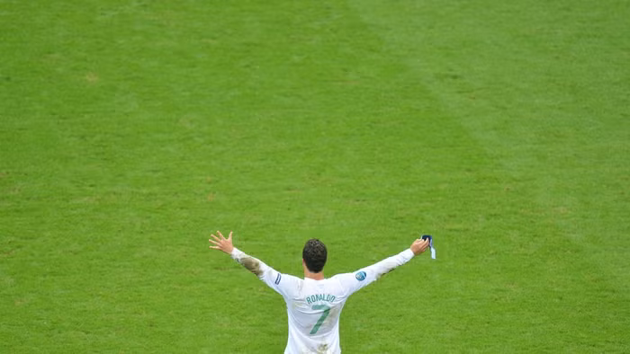 Niềm vui vỡ òa khi trọng tài thổi còi kết thúc trận đấu... Niềm vui vỡ òa khi trọng tài thổi còi kết thúc trận đấu...