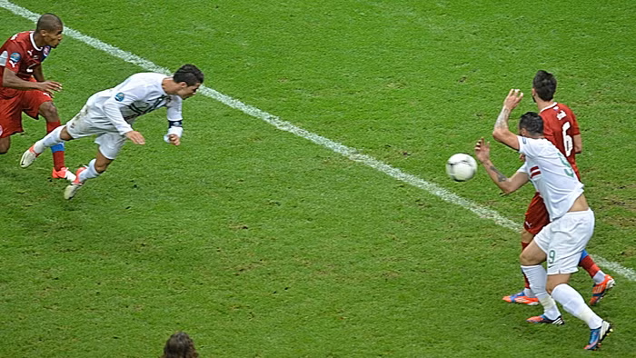 Phút 79, từ quả tạt bên cánh phải của Moutinho, Ronaldo lao người đánh đầu đập đất cực khó khiến Cech dù tài năng cũng đành chịu bó tay. Đây là pha ghi bàn bằng đầu thứ 18 ở EURO 2012 và là pha lập công thứ ba của cá nhân Ronaldo Phút 79, từ quả tạt bên cánh phải của Moutinho, Ronaldo lao người đánh đầu đập đất cực khó khiến Cech dù tài năng cũng đành chịu bó tay. Đây là pha ghi bàn bằng đầu thứ 18 ở EURO 2012 và là pha lập công thứ ba của cá nhân Ronaldo