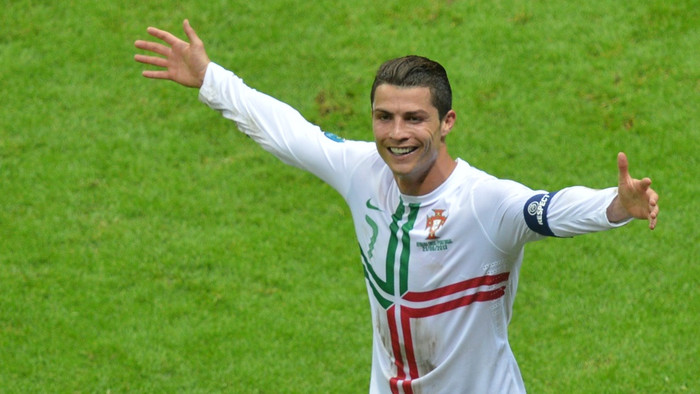 Hôm nay anh là người hừng, không ai còn dám nói anh chỉ là cầu thủ lớn của những trận đấu nhỏ... Hôm nay anh là người hừng, không ai còn dám nói anh chỉ là cầu thủ lớn của những trận đấu nhỏ...