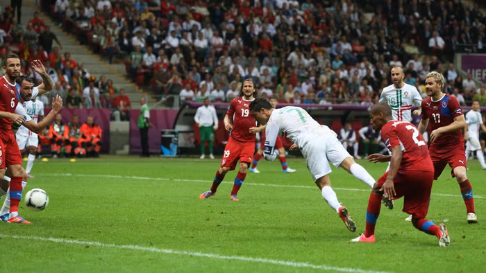 Phút 79, từ quả tạt bên cánh phải của Moutinho, Ronaldo lao người đánh đầu đập đất cực khó khiến Cech dù tài năng cũng đành chịu bó tay. Đây là pha ghi bàn bằng đầu thứ 18 ở EURO 2012 và là pha lập công thứ ba của cá nhân Ronaldo Phút 79, từ quả tạt bên cánh phải của Moutinho, Ronaldo lao người đánh đầu đập đất cực khó khiến Cech dù tài năng cũng đành chịu bó tay. Đây là pha ghi bàn bằng đầu thứ 18 ở EURO 2012 và là pha lập công thứ ba của cá nhân Ronaldo