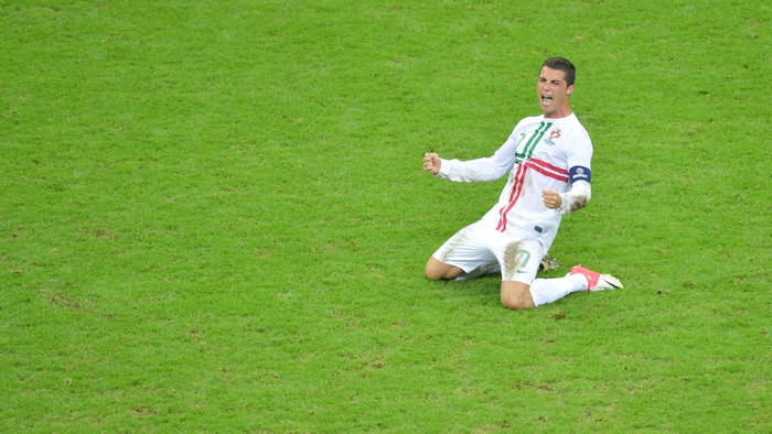 Niềm vui vỡ òa khi trọng tài thổi còi kết thúc trận đấu... Niềm vui vỡ òa khi trọng tài thổi còi kết thúc trận đấu...