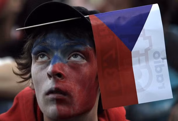 Vẻ mặt thất thần của CĐV CH Czech... Vẻ mặt thất thần của CĐV CH Czech...